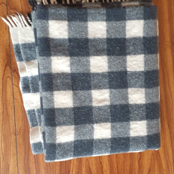 100% pure wool warm throw blanket 56"x46" - Picture 4 of 4